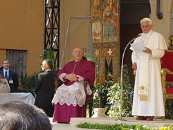 mons.Giudici presenta Pax Christi a Papa Benedetto