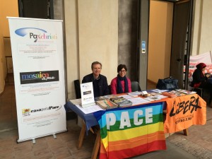 Stand informativo del punto pace Pax Christi alla Biennale della Cittadinanza Attiva a Catania