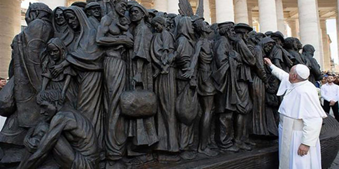 In Piazza San Pietro Francesco inaugura il monumento al Migrante