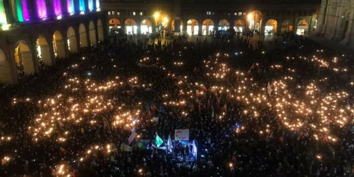 Punto Pace di Bologna – Fiaccolata per la pace 10000 in piazza Maggiore