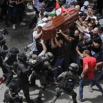 La violenza della polizia israeliana al funerale del giornalista di Al Jazeera rivela un problema più profondo