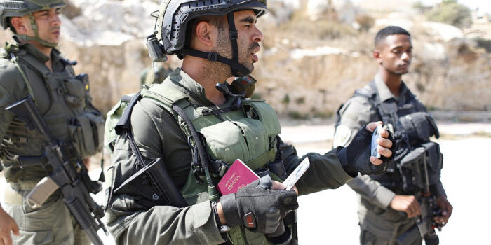 La task force israeliana che espelle gli attivisti stranieri dalla Cisgiordania
