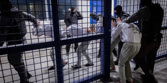 Migliaia di persone sono detenute nei campi di tortura israeliani: ecco cosa succede al loro interno